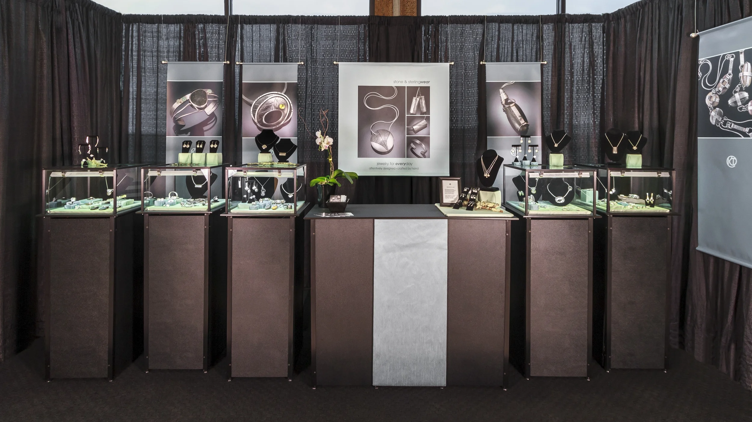 Artist using Dynamic Display Systems at a trade show