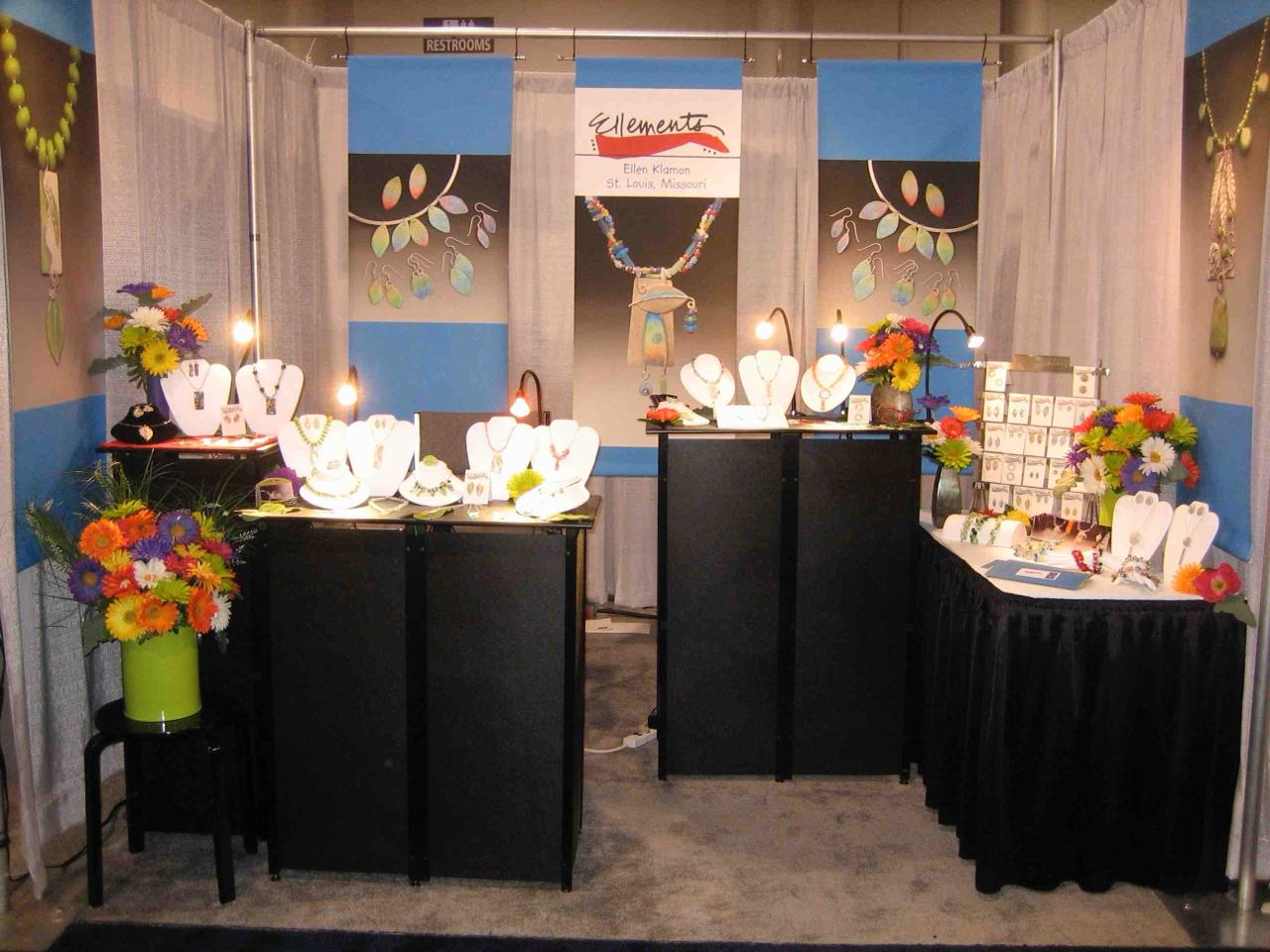 Booth 5 — DDS portable trade show display at an art fair