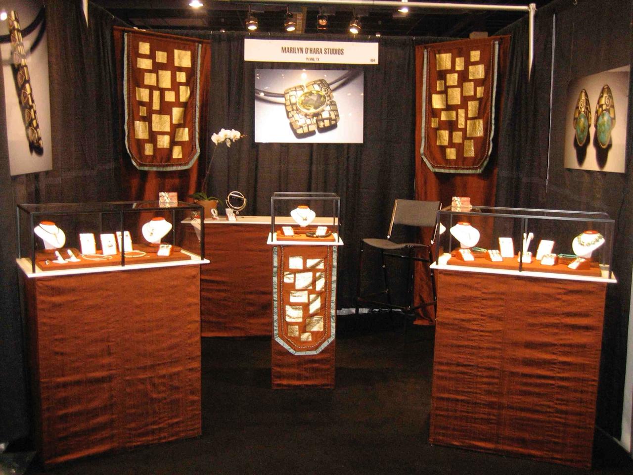 Booth 8 — DDS portable trade show display at an art fair