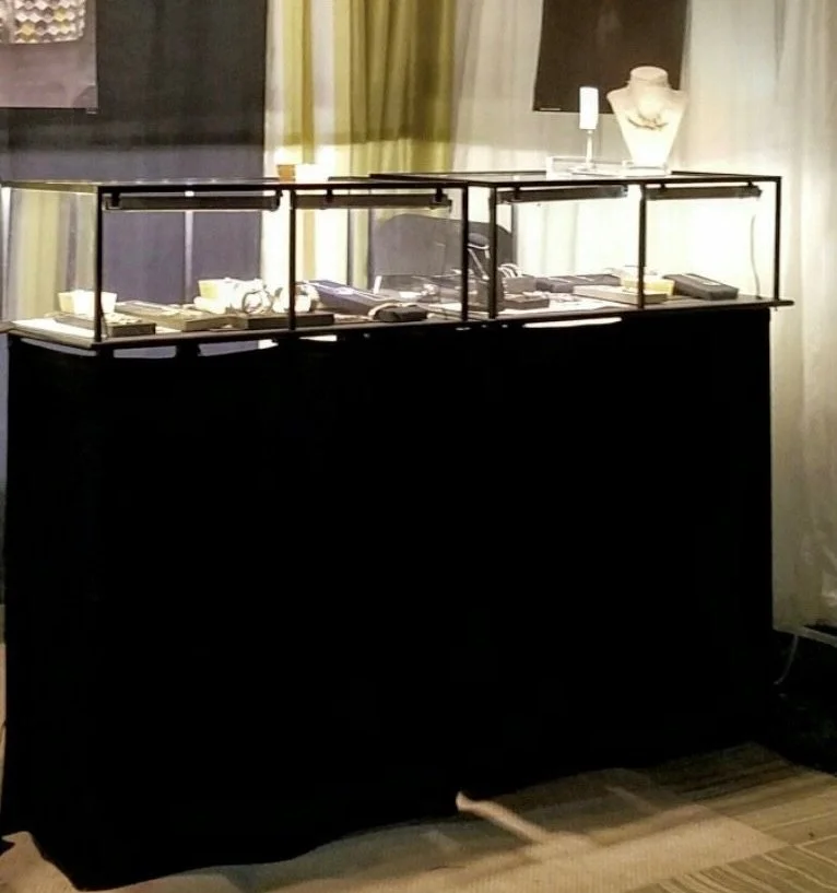 Artist at a Dynamic Display Systems trade show booth