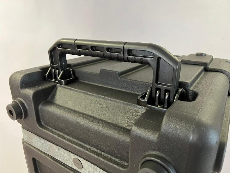 Shipping case handle